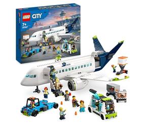 LEGO 60367 City L’Avion de Ligne, Jeux de Construction, Maquette d'avion pour Noël, avec Véhicules de l'Aéroport : Bus, Remorqueur, Chargeur, Camion à Bagages et 9 Minifigurines, Cadeau