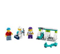 LEGO City 40526 Lot de 50 mini figurines électriques et station de chargement avec 3 figurines Grandad