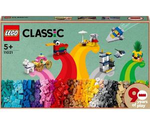 LEGO Classic 90 ans de jeu - Set 11021 avec 15 mini-modèles iconiques et pièces colorées