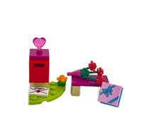 LEGO Friends Lot d'accessoires pour la Saint-Valentin avec boîte aux lettres et roses (24 pièces)