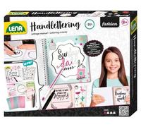 LENA - 42334 - Handlettering Kit de départ, Set de Peinture avec carnet à Anneaux illustré, 4 pochoirs de Lettres, 4 Crayons, 4 Feuilles d'autocollants et 4 Cartes Postales, à partir de 8 Ans