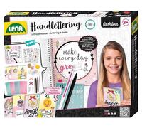 Lena 42335 - Handlettering Set Grand, Set de Peinture avec carnet à Anneaux illustré, 4 pochoirs de Lettres, 4 Crayons, 4 Feuilles d'autocollants et 4 Cartes Pliables, pour Enfants à partir de 8 Ans