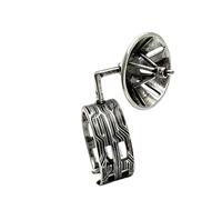 Les Duals sophistiqués portent des bijoux en cuivre faits à la main, clips d ' oreille ou bagues de déclaration, accessoires pour des looks tendance, pont d ' oreille contemporain