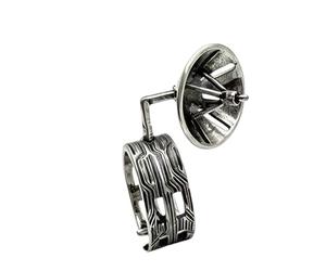Les Duals sophistiqués portent des bijoux en cuivre faits à la main, clips d ' oreille ou bagues de déclaration, accessoires pour des looks tendance, pont d ' oreille contemporain