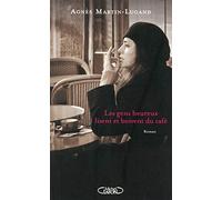 Les gens heureux lisent et boivent du café