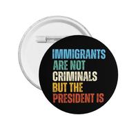 Les immigrants sont des criminels, mais le président l'est. Pin's rond décoratif pour vêtements, sacs et casquettes (1 pièce).
