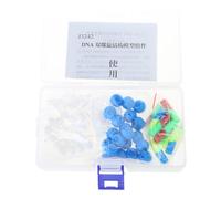 Les modèles structurels à la main sur l'ADN représentent des modèles atomiques de chimie organique pour l'apprentissage de la chimie organique et les cours de biologie en classe de sciences naturelles