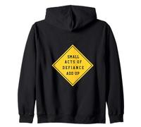Les Petits actes de défi ajoutent de l'inspiration Sweat à Capuche