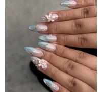 Les Yeux Des Chats Brilleurs Appuyent Sur Des Ongles D'amande Faux Ongles Complets Couverts Colu