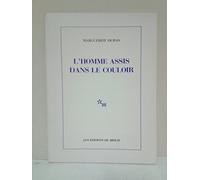 L'homme assis dans le couloir