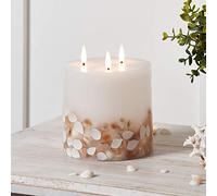 Lights4fun Bougie Pilier TruGlow® en Cire Ivoire à 3 Mèches Décorée de Coquillages LED Blanc Chaud à Piles pour Intérieur