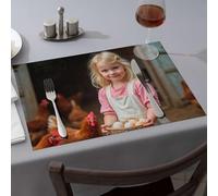 Linge de cuisine et de table « A Young Girl Hold A Basket Of Eggs With Chicken In The Background » - Sets de table lavables - Chemin de table d'été (6 pièces)