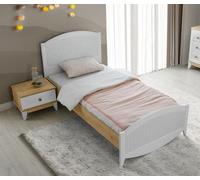 Lit confortable et table de nuit pratique - parfait pour la chambre d'enfant