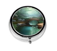 Little Bridge in The East. Cette petite boîte à pilules ronde est un organisateur de médicaments de voyage portable avec trois compartiments pour ranger les médicaments quotidiens.