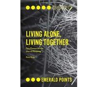 Living Alone Living Together Dr Peter King, (Auteur)