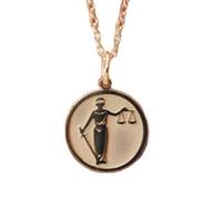 LKBEADS Argent sterling 925 | Collier « Dame Justice » | Pendentif balance | Avec chaîne de 45 cm. Taille : 24 mm | Breloque avocate, diplôme, plaqué argent, unisexe |LKRPS_00270
