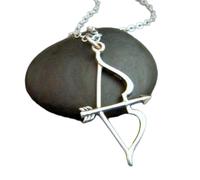 LKBEADS Collier arc et flèches en argent sterling 925. Pendentif de tir à l'arc. Petit bijou simple. Collier arc et flèches moderne. Cadeau archer | Avec chaîne de 45 cm | Plaqué argent | L_PN_0271