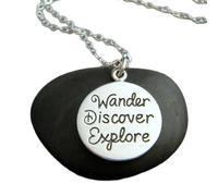 LKBEADS Collier en argent sterling 925 « Voyager, découvrir, explorer », petit bijou inspirant, citation inspirante, pendentif affirmation, breloque bohème | avec chaîne de 45,7 cm | plaqué argent |