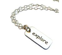 LKBEADS Collier « Explore Word » en argent sterling 925. Bijou inspirant. Citation inspirante. Breloque affirmation. Petit pendentif simple. Cadeau voyageur | Avec chaîne de 45 cm | Plaqué argent |