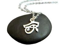 LKBEADS Collier œil d'Horus en argent sterling 925. Petit œil de Râ. Bijou de protection, de santé, de yoga, cadeau yogi, pendentif égyptien | Chaîne de 45 cm | Plaqué argent | L_PN_0546