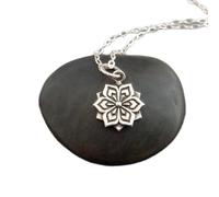 LKBEADS Collier mandala floral en argent sterling 925, pendentif fleur de lotus miniature, breloque zen, style bohème, cadeau spirituel | Chaîne de 45 cm | Plaqué argent | LK_PNK_03008