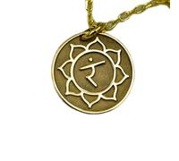 LKBEADS Collier pendentif pièce gravée chakra du plexus solaire 24 mm avec chaîne câble de 45,7 cm | Argent sterling plaqué or | Bijou unisexe | LK_PNDN_1506