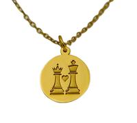 LKBEADS Collier pendentif pièce gravée d'un cœur et d'un motif d'échecs (24 mm) avec chaîne câble de 45,7 cm | Argent sterling plaqué or | Bijou unisexe | LK_PNDN_0273