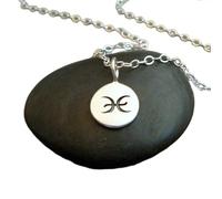 LKBEADS Collier Poissons en argent sterling 925. Petit pendentif, symbole astrologique, signe du zodiaque, breloque simple, bijou de tous les jours | Chaîne de 45 cm | Plaqué argent | L_PN_0225