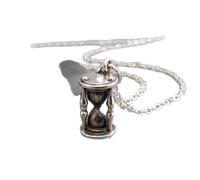 LKBEADS Collier sablier en argent sterling 925. Pendentif horloge médiévale. Breloque horloge sablier 3D. Cadeau original pour professeur d'histoire | Chaîne de 45 cm | Plaqué argent | LK_PNK_02643
