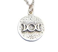 LKBEADS Collier triple lune en argent sterling 925. Petite amulette de déesse. Énergie féminine. Bijoux à superposer. Pendentif talisman magique blanc | Chaîne de 45 cm | Plaqué argent | L_PN_0526