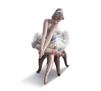 LLADRÓ Figurine de Ballerine regardant Son Chausson