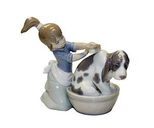 LLADRÓ Figurine de Fille La Toilette du Chien