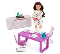 Lori Ensemble de Salle à Manger Amelia's, Mini-poupée et mobilier | Comprend Amelia, une table, un buffet, 2 chaises, de la vaisselle et des couverts pour maison de poupée, 3 ans et +