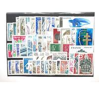 Lot Comprenant Les 48 Timbres Authentiques et Neufs de France de 1977. N’ 1914 à 1961. par des Livres Express