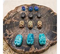 Lot de 12 Coléoptères égyptiens authentiques - Fabriqués à la main à Louxor en Égypte - Pierre Calcaire, Basalte Noir et Céramique - Amulettes porte-bonheur du Dieu Khepri