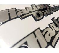 Lot de 2 autocollants compatibles Harley, Dyna Street Bob, revêtement en résine effet 3D, pour réservoir ou casque, chromé (miroir argenté)..