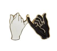 Lot De 2 Broches d'Amitié Petit Doigt Promesse Pour Femmes Filles Couple Unisexe Mode Mignon Noir Et Blanc Sacs à Dos Badge Chapeau Robe Accessoires Cadeaux d'Adieu De La Saint-Valentin