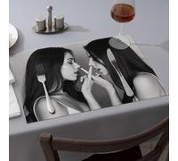 Lot de 2 sets de table rustiques résistants à la chaleur pour plan de travail - Décoration d'intérieur - Deux femmes chuchotant les secrets l'une pour l'autre