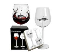 Lot de 2 verres à vin en forme de requin avec motif requin 3D à l'intérieur, 300 ml, sans plomb, coffret cadeau, cadeau amusant pour homme et femme, anniversaire, mariage (noir)