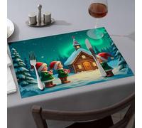 Lot de 3 sets de table rustiques pour décoration d'intérieur - Trois elfes portant des chapeaux de Père Noël se rassemblent autour d'une cabine confortable lors d'une nuit enneigée - Décoration de