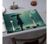 Lot de 4 chemins de table d'été « A Woman Standing in the Rain » avec un parapluie, entouré de bateaux en papier, sets de table, nappes, décorations de table de Pâques