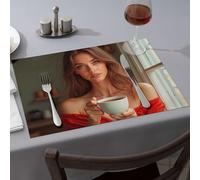 Lot de 4 sets de table en silicone avec inscription « A Woman in a red dress holding a cup of coffee by the window » pour comptoir de cuisine