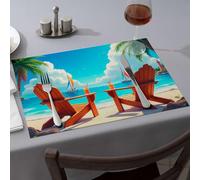 Lot de 4 sets de table lavables avec deux chaises en bois sur une plage de sable avec palmiers, voiliers dans l'océan