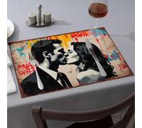 Lot de 6 chemins de table d'été « A Man And Woman Kissing In Front Of Graffiti » - Assiettes décoratives pour cuisine et salle à manger