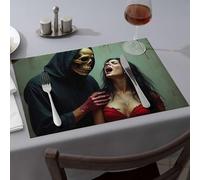Lot de 6 sets de table bleus avec une figurine à capuche avec un masque de crâne doré tenant une femme qui crie par sa gorge