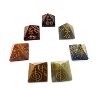 Lot de 7 pyramides en pierre précieuse chakra avec gravure Reiki - Équilibre énergétique et harmonie spirituelle - Méditation Feng Shui Yoga