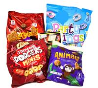 Lot de mini biscuits avec mini anneaux de fête, mini biscuits Jammie Dodgers, mini biscuit double choc, animal Freddo et carte postale Kitchenfella « Cooking Tips »