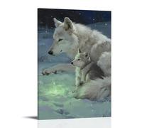 Loups cachés dans les bras de leur mère, lumière verte vacillant dans la nuit enneigée, avec des loups hurlant au loin, décoration murale tendance - Poster d'art à suspendre 40 x 60 cm