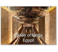 Louxor, Egypte : Superbe vue des escaliers qui mène à l'intérieur de la Seti La première tombe dans la vallée des rois à Louxor en Égypte Aimant de réfrigérateur