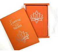 Loveria Carnet de yoga A5-192 pages, avec 2 marque-pages, porte-stylo, 3 pinces en papier, gaufrage fleur de lotus, papier de qualité supérieure 120 g/m², pois de 5 mm, orange